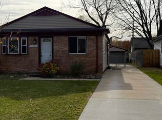 26098 Lamour St, Harrison Township, MI 48045