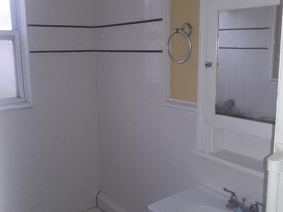3rd image of 607 Goodall Ave APT 1