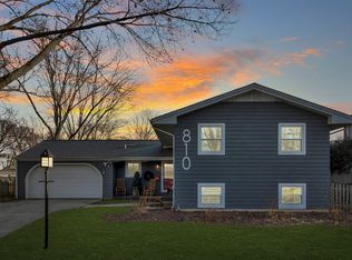 810 Tulip Ln, Naperville, IL 60540