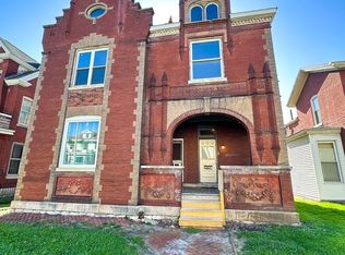 208 S 12th St, Quincy, IL 62301
