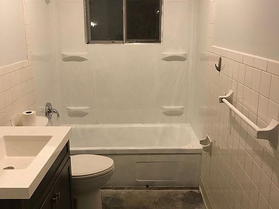5th image of 924 Byron Ave