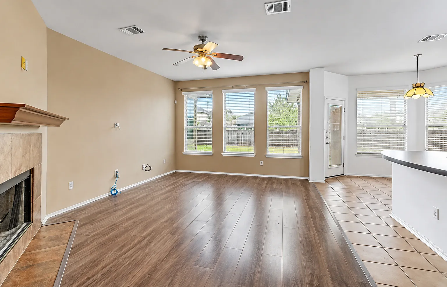 3 bed, 2326 sqft, $2,300 — Photo 3