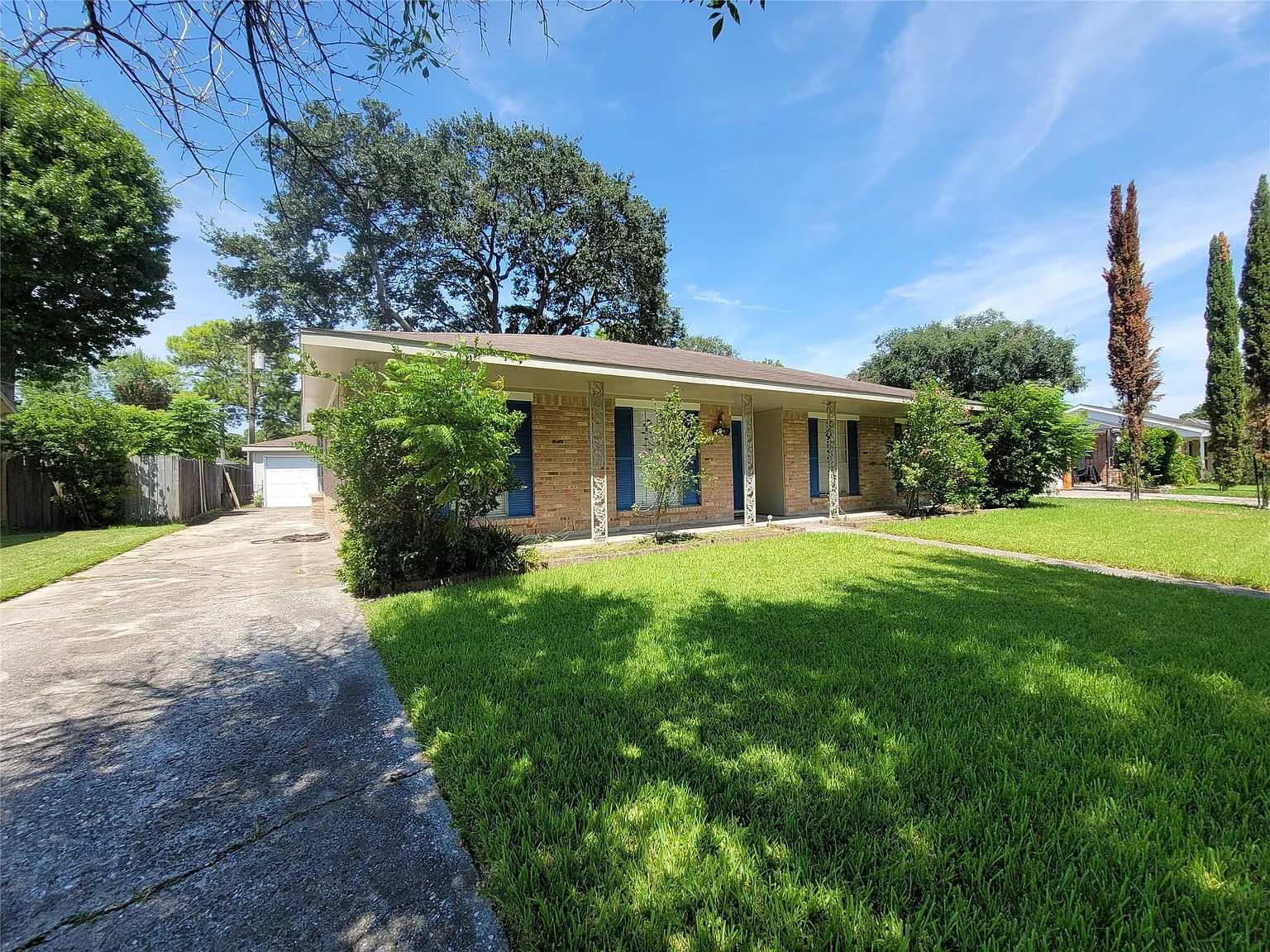 3 bed, 2.0 bath, 1717 sqft, $2,200 — Photo 2