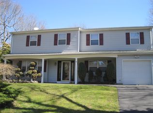 15 Golf Club Cir, Manorville, NY 11949
