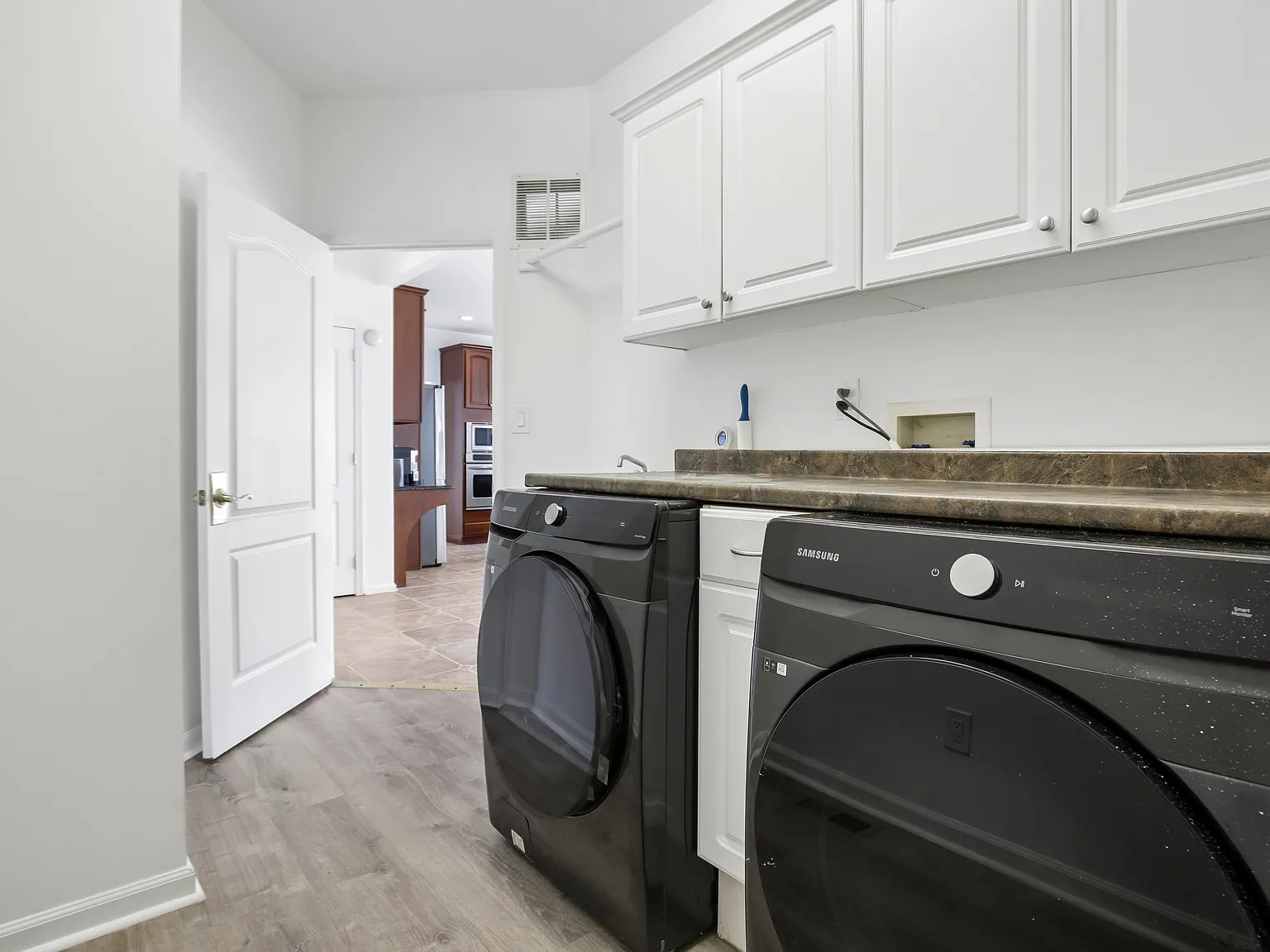4 bed, 3.5 bath, 3500 sqft, $5,500 — Photo 4