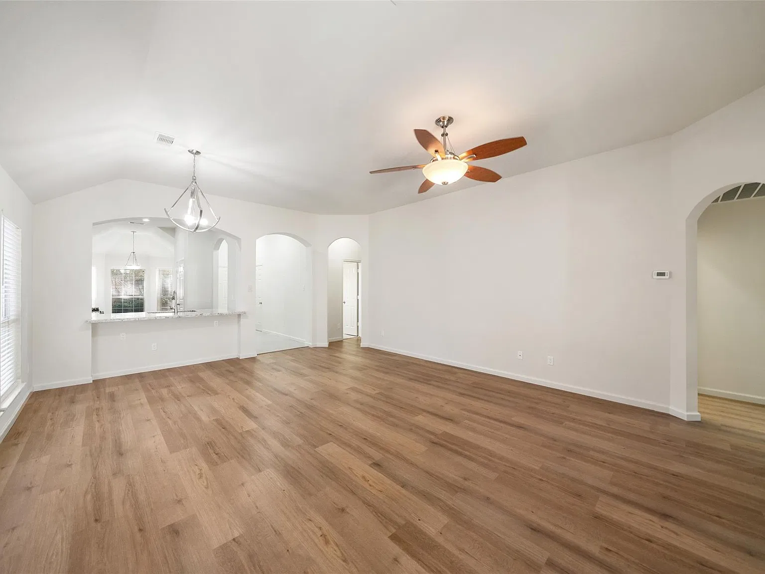 3 bed, 2.0 bath, 1589 sqft, $2,400 — Photo 4