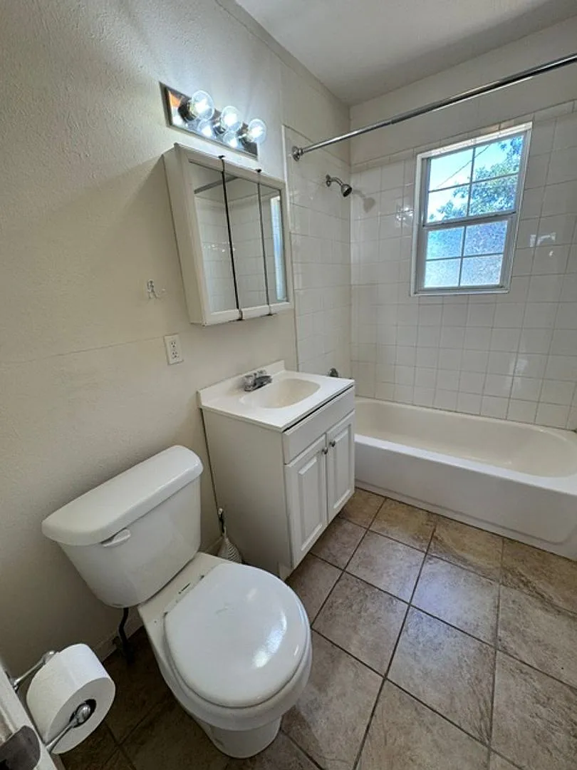 2 bedroom in Norman! hardwood floors, laundry connections and a huge backyard! — Photo 4