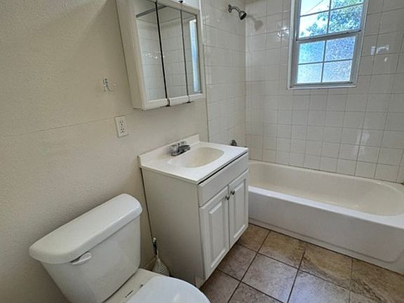 4th image of 209 W Dale St