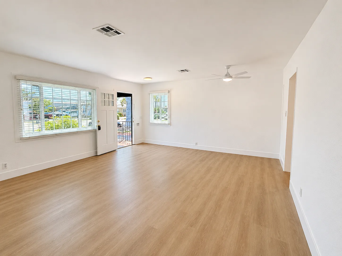 917 N Mariposa St — Photo 3