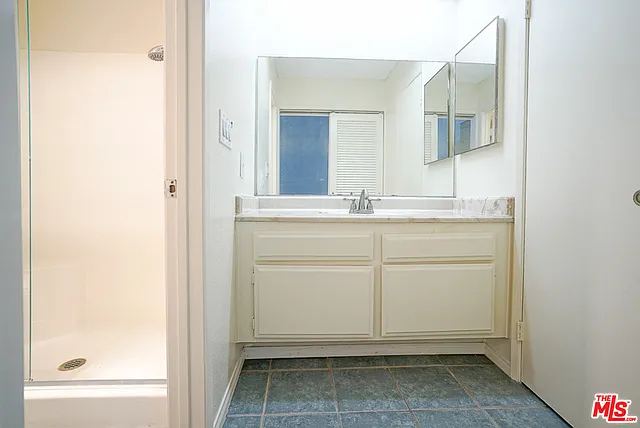 5760 Owensmouth Ave #14 — Photo 17