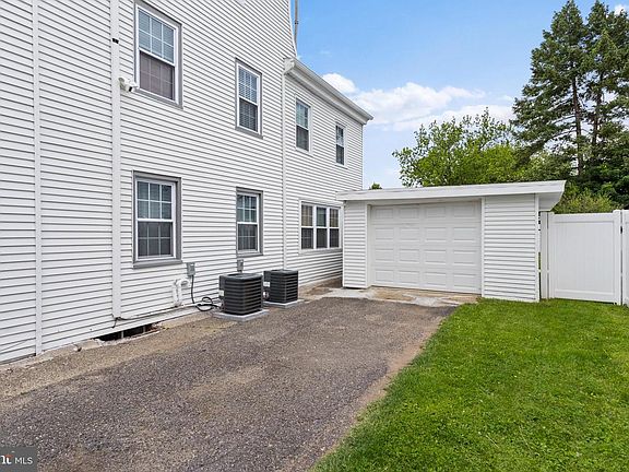 5th image of 213 Saint Mary St