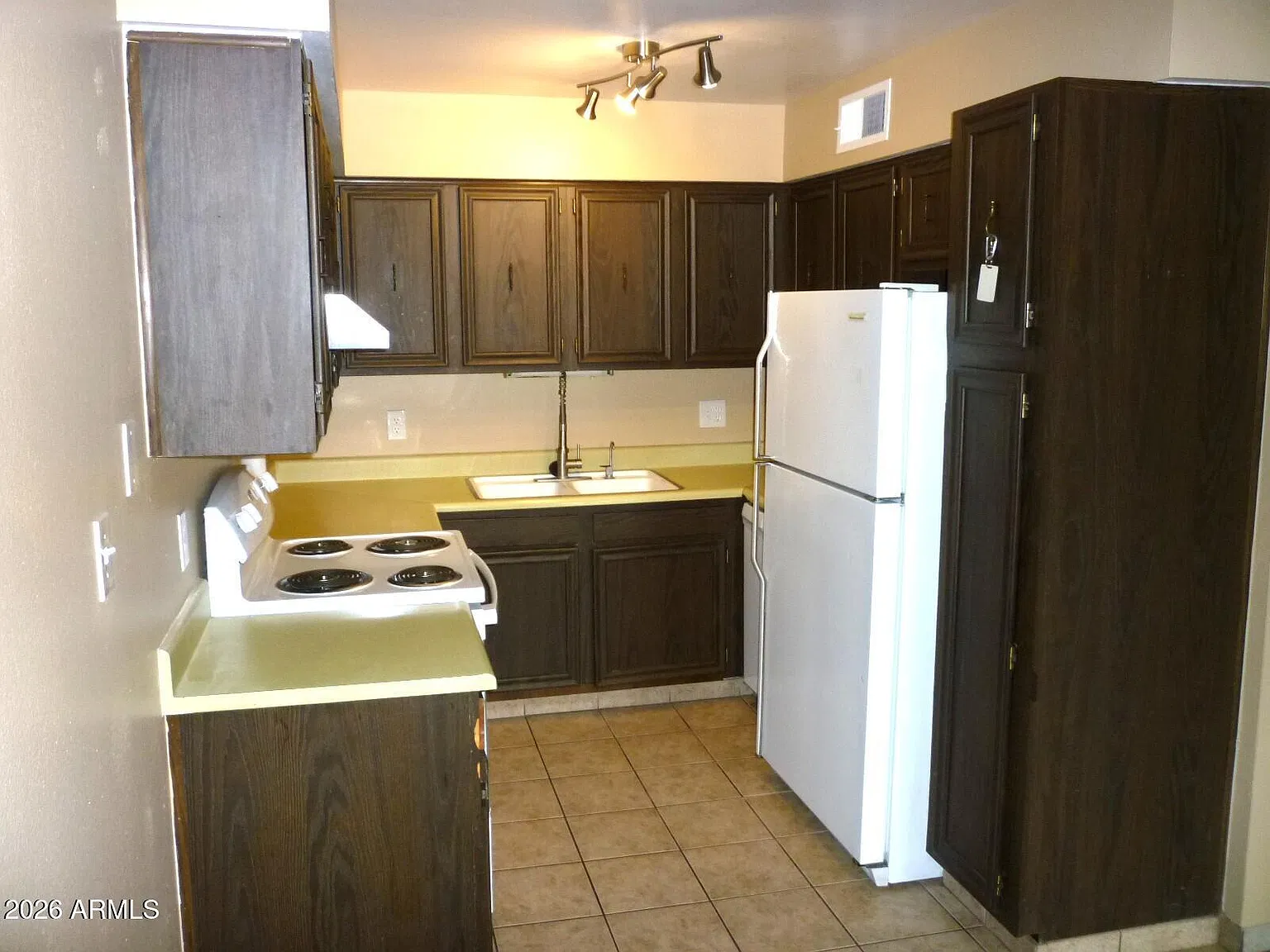 914 S Acapulco Ln — Photo 4