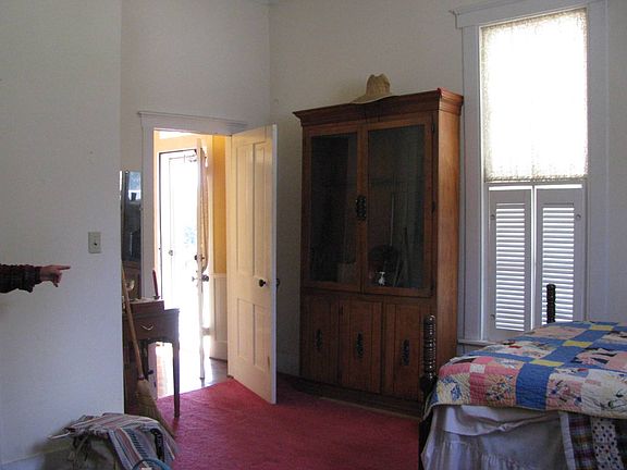 4th image of 212 W Hollis St