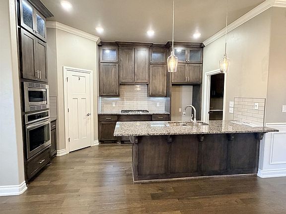 5th image of 919 Stonebridge Village Dr