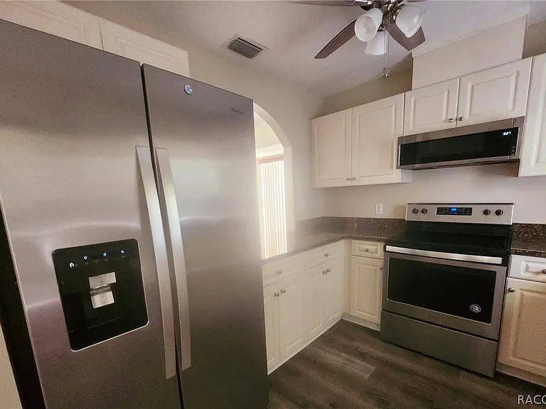 835 N Rembrandt Way — Photo 16