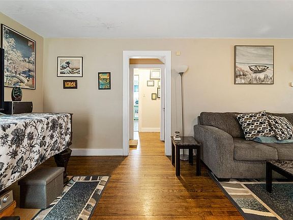 5th image of 2612 Robins St