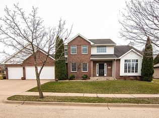 909 Barbaralee Dr, Dubuque, IA 52003