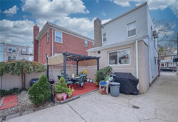Sold by Remax Edge | media 26