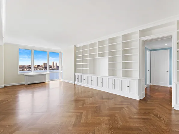 80 Riverside Boulevard image 2 of 15