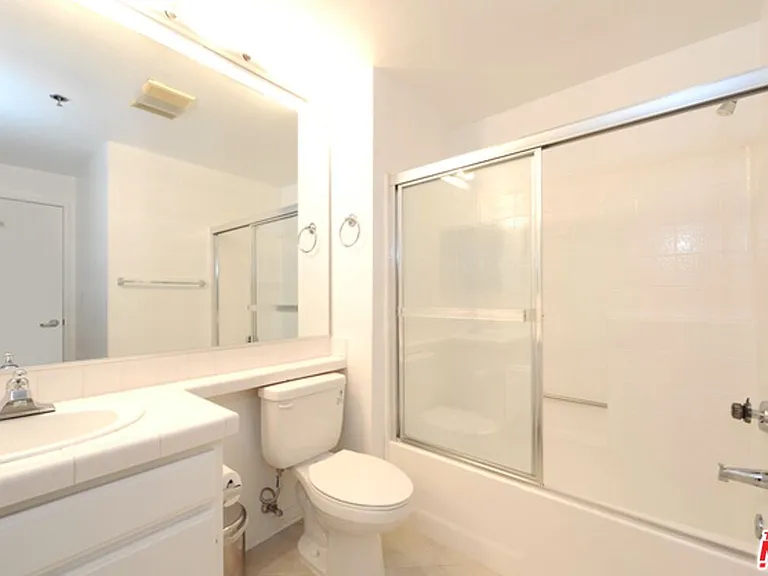 2222 N Beachwood Dr #302 — Photo 14