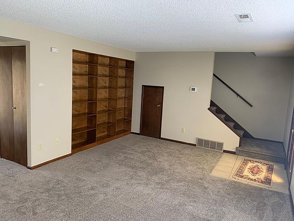 2nd image of 604 Primrose Ln SE