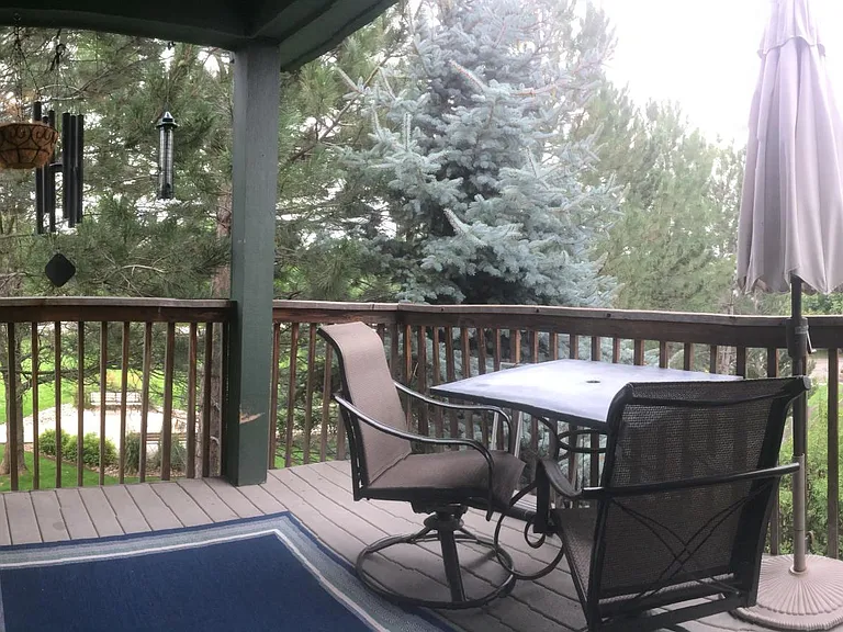 102 Rowena Pl — Photo 2