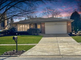 2535 Aylesbury Ln, Darien, IL 60561