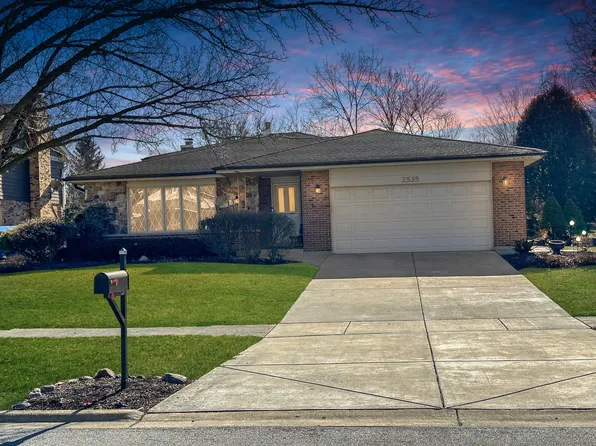2535 Aylesbury Ln, Darien, IL 60561