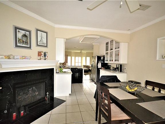 5th image of 202 Chimney Hill Cir