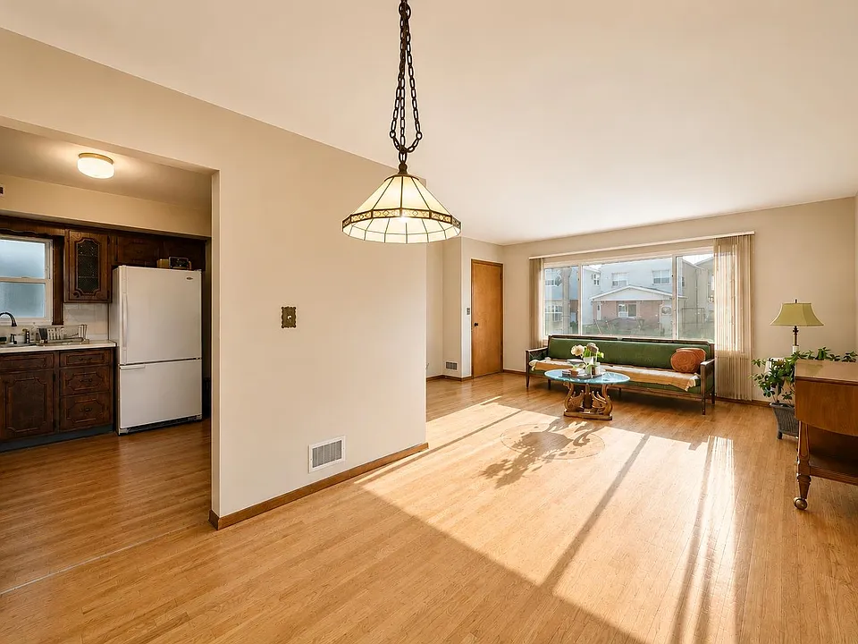 185 W 3rd St #1