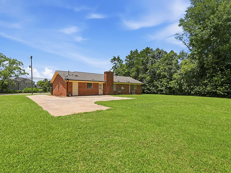 4609 Randolph Rd — Photo 2