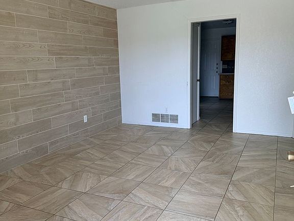 3rd image of 205 Horseshoe Dr