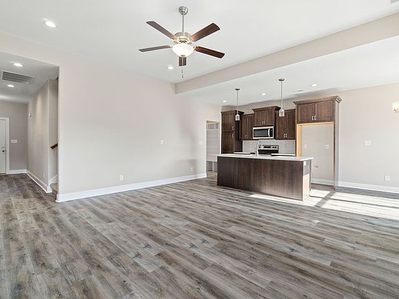4th image of 47 Camelot Dr