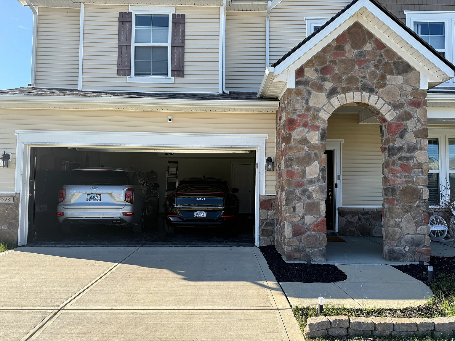 3 bed, 2.5 bath, 2381 sqft, $2,500 — Photo 3