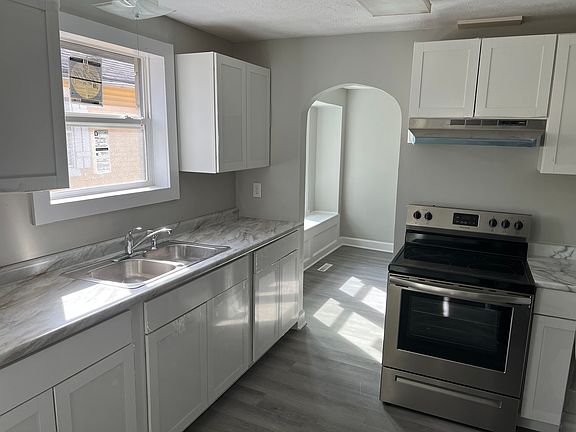 4th image of 729 N Sherman Dr