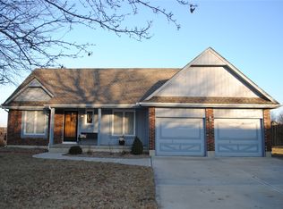 1027 SE Timbercreek Ln, Lees Summit, MO 64081