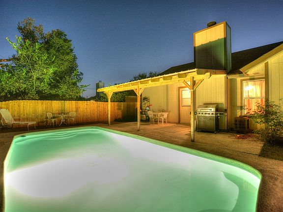 3rd image of 1014 York Castle Dr