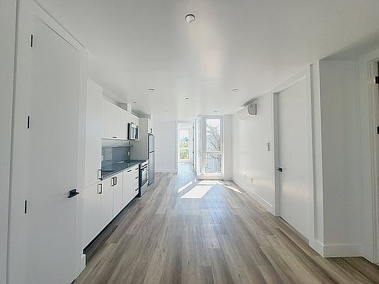1st image of 198 Kingsland Ave #4B