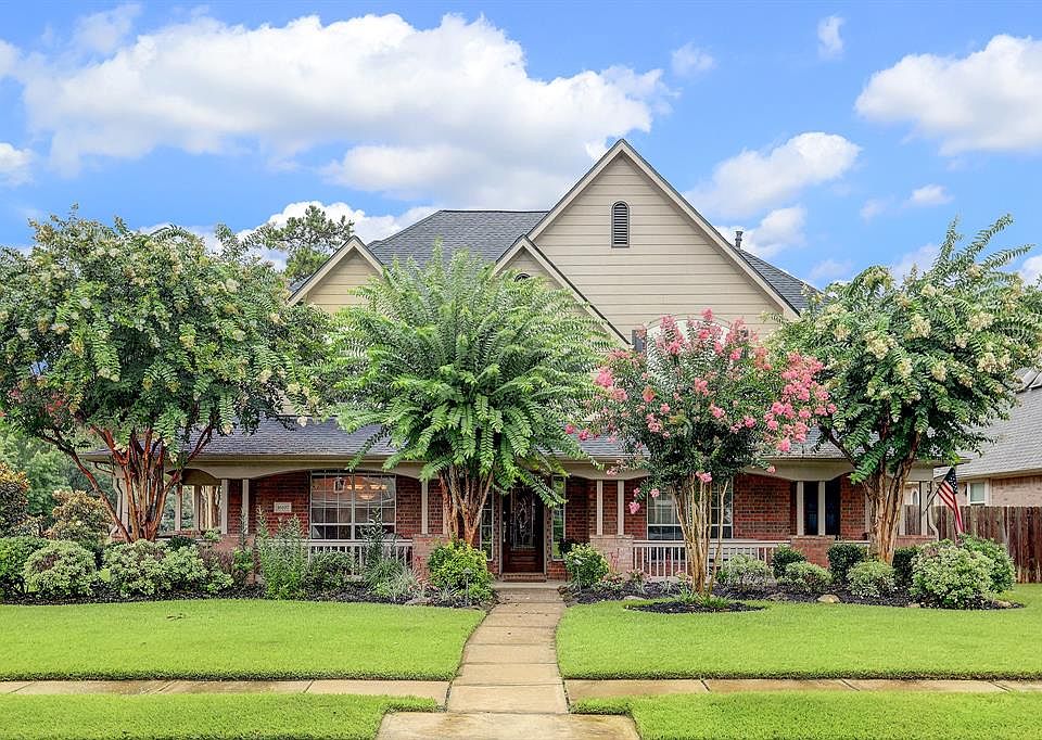 Stunning Trendmaker home in one of the most coveted sections of Coles Crossing! A short walk to Sampson Elementary or the hike and bike trails, this gorgeous home is situated on an expansive corner lot with a detached garage.