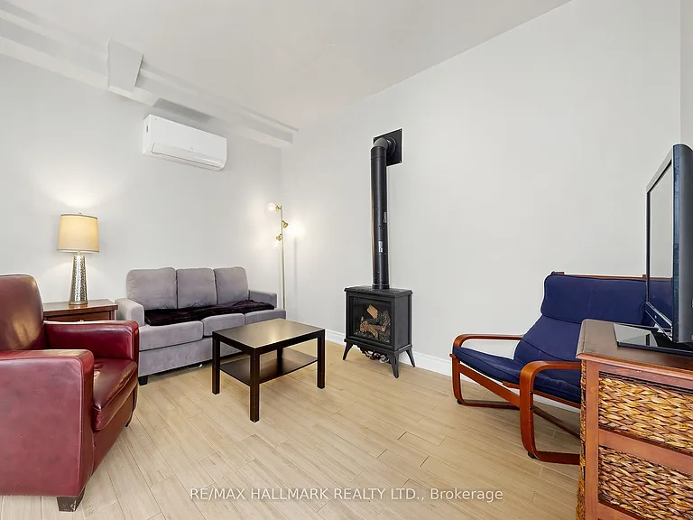 856B Millwood Rd — Photo 2