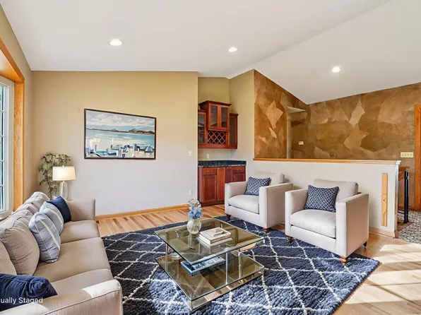 9685 Clover Cir, Eden Prairie, MN 55347