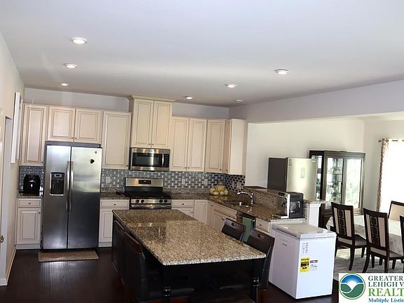 3rd image of 4788 Dealtrey Dr