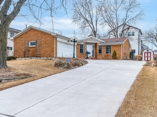 3812 N Thornwood Ave, Davenport, IA 52806