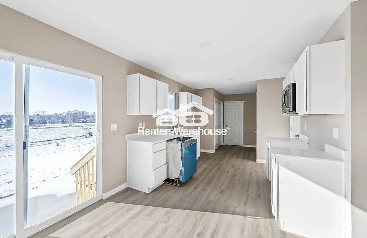 Three Bedroom Townhouse — Photo 2