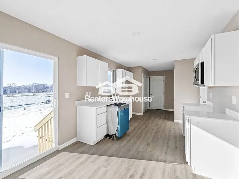 104 E Sycamore St — Photo 2