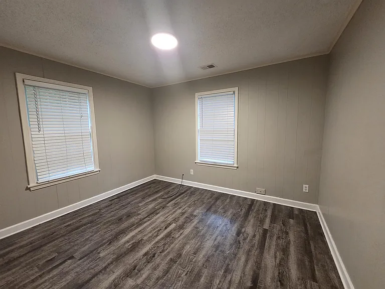 983 Brower St — Photo 8