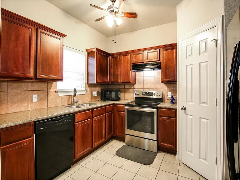 2915 Paige St — Photo 12