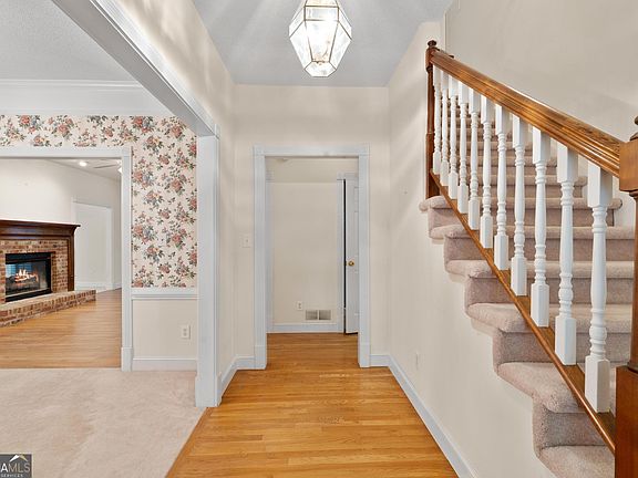 2nd image of 285 Hillview Rd