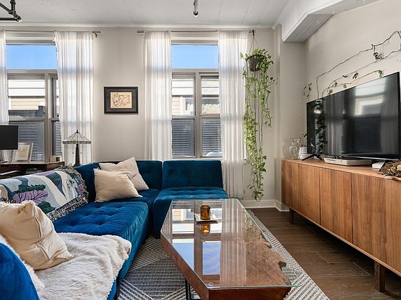 5th image of 156-156 Terrace St #402