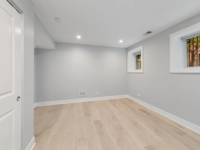 935 W Winona St #GDNN — Photo 7